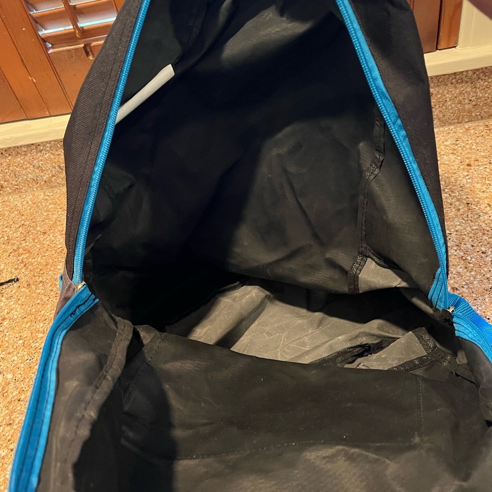 High Trails Black w/ Blue Backpack double zip w/padded shoulder straps NWOT - Picture 5 of 8